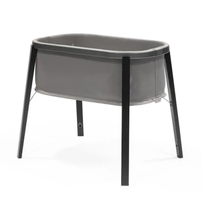 Abbildung von Stokke Snoozi, Graphite Grey Stubenwagen für Babys von 0 9 Monaten leicht, stabil und einfach zusammenzubauen inklusive Matratze