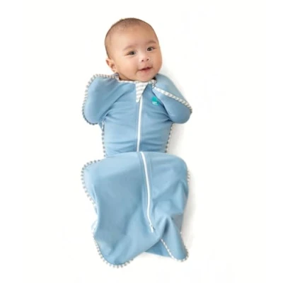 Abbildung von Love To Dream Pucksack, Baby Erstausstattung Neugeboren (2,2 3,8kg), ideal für Moderate Temperaturen 20 24C, Arme hoch Position, zweiweg Reißverschluss einfaches Windelwechseln, Schlafsack Blau