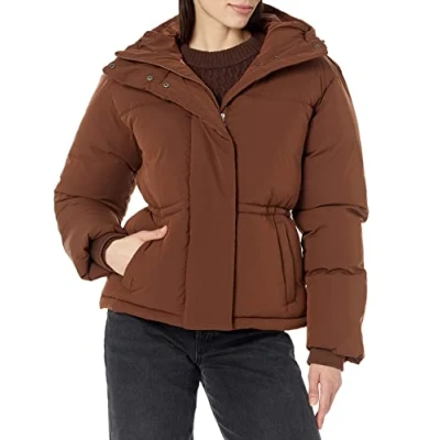 Abbildung von Amazon Essentials Damen Kurz geschnittene Daunenjacke mit Kapuze (in Übergröße erhältlich), Tiefbraun, 5XL Große Größen