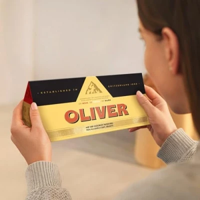 Abbildung von XL Toblerone Personalisiert mit Namen und Botschaft Personalisiertes Mega Schokoladengeschenk 9 Riegel: weiß, dark Milchschokolade (900 Gramm Toblerone)