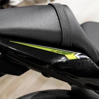 Abbildung von Resin Bike Aufkleber Motorrad Kompatibel Mit Kawasaki Z650 2024 Schwarz. Heckverkleidung vor Stößen und Kratzern. Aufklebersatz 3D Harzklebstoff Stickers Made in Italy
