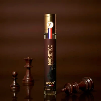 Abbildung von adopt MAGNETICO, 30ml Eau de Parfum Herrenduft, Charisma und Magnetismus Rosa Beeren, Ananas, Patchouli, Vanille Made in France, für Männer, adopt:Herrenduft