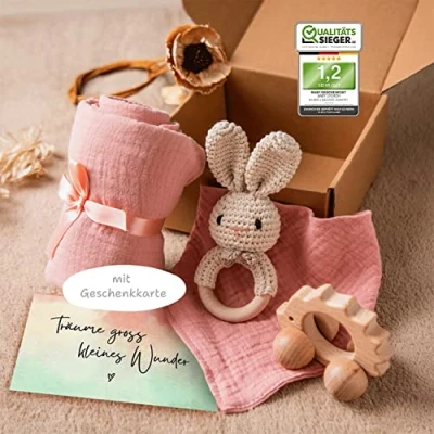 Abbildung von Baby Storch® Geschenk zur Geburt Mädchen, 5 in 1 Set Musselin Tuch, Lätzchen, Holz Spielzeug, Rassel, Geschenkverpackung