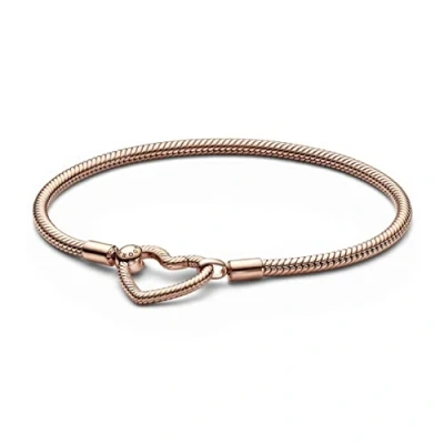 Abbildung von PANDORA Moments Herzverschluss Schlangen Gliederarmband aus 14 Karat rosévergoldeter Metalllegierung kompatibel Armbänder Größe: 23cm