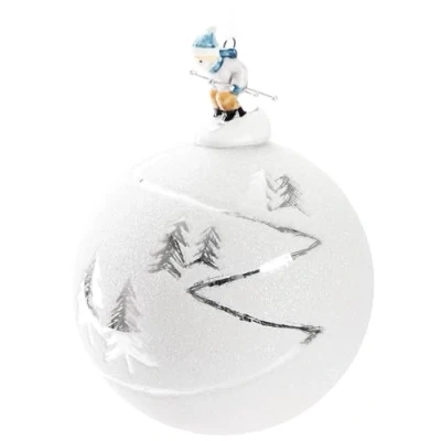 Abbildung von BRUBAKER Weihnachtsbaumkugel Premium Weihnachtskugel Skipiste mit Ski/Schlitten Porzellan Figur (1 St), Glitzer Kugel Schnee Landschaft 10 cm Glas Baumkugel Handarbeit
