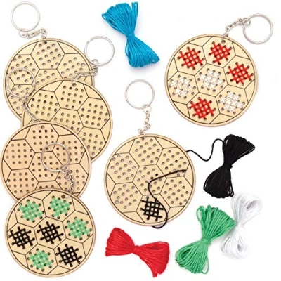 Abbildung von Baker Ross AT797 Kreuzstich Schlüsselanhänger Kits aus Holz, Motiv: Fußball, Einführung in das Nähen, Holzvorlagen mit bunter Wolle zum Basteln von Schlüsselanhängern, 5 Stück
