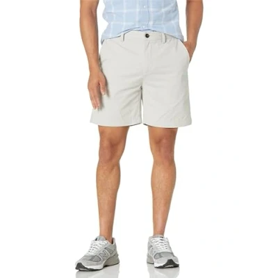 Abbildung von Amazon Essentials Herren Chinoshorts, 18 cm, Schlanker Schnitt, Silber, 30W