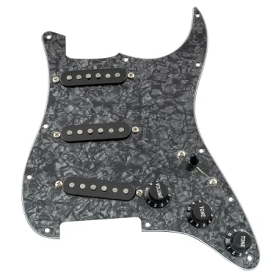 Abbildung von Musiclily Pro SSS Pre wired Loaded Pickguard ST Gitarren Vorverdrahtetes Schlagbrett mit Artec Staggered Alnico 5 Single Coil Tonabnehmer für Fender Strat Style E Gitarre 4 lagig Black Pearl