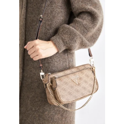 Abbildung von Guess Noelle Pouch Crossbody SET Handtasche, Damen, Größe: One Size, Latte logo/brown