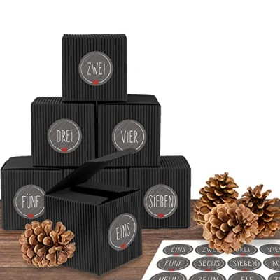 Abbildung von Adventino Adventskalender Set Black &amp; Beauty aus 24 schwarzen Adventsboxen mit weihnachtlichen Zahlenaufklebern „Schick und Grau“ zum Basteln Befüllen, 10 cm