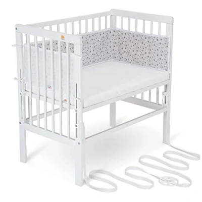 Abbildung von FabiMax Baby Beistellbett für Boxspringbett, stufenlos höhenverstellbar, Buchenholz massiv weiß lackiert, inkl. Matratze Classic und Netz Nestchen graue Sterne auf