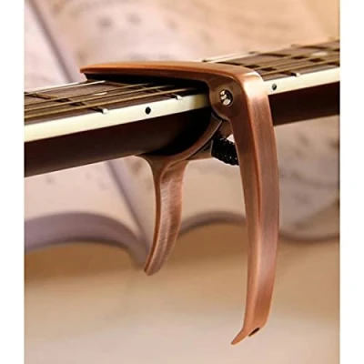 Abbildung von MUSIC STORE Westerngitarre, MS EGC Capodaster Curved BR Kapodaster für Western und E Gitarre Sichere Feste Befestigung Einfache Entfernung von Bridge Pins Braune Holzoptik, Zubehör, Kapodaster, Capodaster,