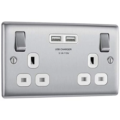 Abbildung von BG Electrical NBS22U3W Nexus Metall, gebürsteter Stahl, doppelt geschaltete 13A Steckdose mit USB Aufladung 2X Buchsen (3.1A) Weißer Einsatz