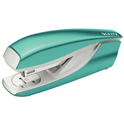 Abbildung von Leitz Heftgerät, 30 Blatt Tacker mit 200 Heftklammern, Hefter aus Metall Kunststoffelementen, WOW Serie, Eisblau, 55022051