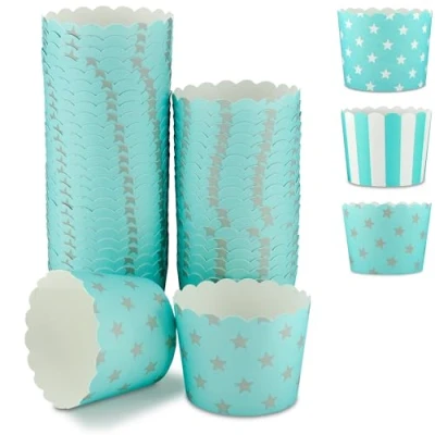 Abbildung von Frau WunderVoll® 50 Muffin Backformen türkis Mint, graue Sterne, Durchmesser 5 cm/Muffins Muffinbackform Muffinform Form Backförmchen Cupcake Formen Förmchen Papier Cupcakeformen