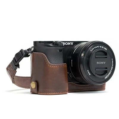 Abbildung von MegaGear MG961 Ever Ready Leder Kamera Halbtasche mit Trageriemen und Batteriezugang für Sony Alpha A6300, A6000 Dunkelbraun