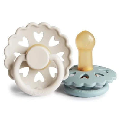 Abbildung von FRIGG Fairytale Schnuller 2 Packung Latex BPA Frei Hergestellt in Dänemark Symmetrischer Sauger Kirschform (Cream/Stone Blue, Größe (6 18 Monate))