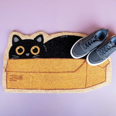 Abbildung von Fisura Außen Fußmatte Katzenkiste“ aus Kokosfaser mit Rutschfester PVC Unterseite. in origineller Form. Katzen Fußmatte. Handbemalt. Maße: 70 cm x 40