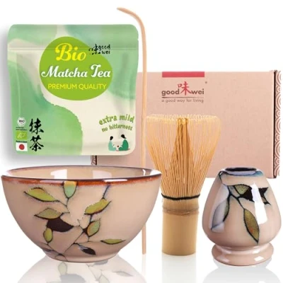 Abbildung von Goodwei BIO Matcha aus Japan im Set komplett mit hochwertiger Schale Keramik, Besen und Besenhalter Geschenkset für Teezeremonie (Bamboo)