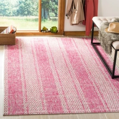 Abbildung von SAFAVIEH Zeitgenössische Teppich für Wohnzimmer, Esszimmer, Schlafzimmer Courtyard Collection, Kurzer Flor, Hellgrau und Fuchsia, 160 X 231 cm