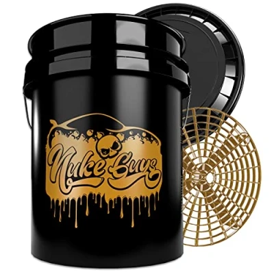 Abbildung von Nuke Guys Gold Bucket Limited Set Wascheimer 5 Gallonen mit Eimerdeckel und Grit Guard Eimereinsatz Autowascheimer Deckel Schmutzsieb für die schonende Autowäsche/Motorradwäsche