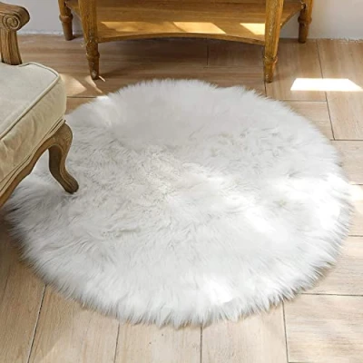 Abbildung von HEQUN Faux Lammfell Schaffell Teppich, Lammfellimitat Teppich Longhair Fell Optik Nachahmung Wolle Bettvorleger Sofa Matte (60x 60 cm, Weiße)