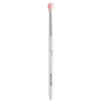 Abbildung von wet n wild, Make up Pinsel, Crease Brush, längliche Spitze, kegelförmiger Pinsel für das perfekte Auftragen des Lidschattens in den Augenwinkeln, einfaches