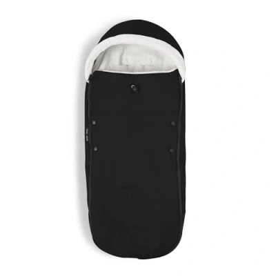 Abbildung von Stokke YOYO Fußsack, Schwarz Sherpa Futter, Fleece Kapuze mit Kordelzug, doppelte Wattierung Maschinenwaschbar bei 30C Inklusive kleiner Tasche