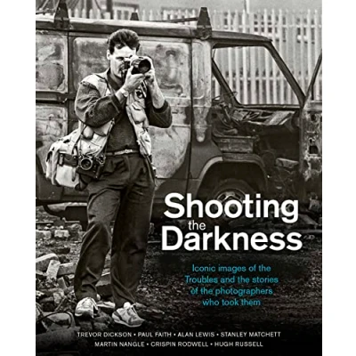 Abbildung von Shooting the Darkness: Iconic Images of Troubles and Stories Photographers Who Took Them