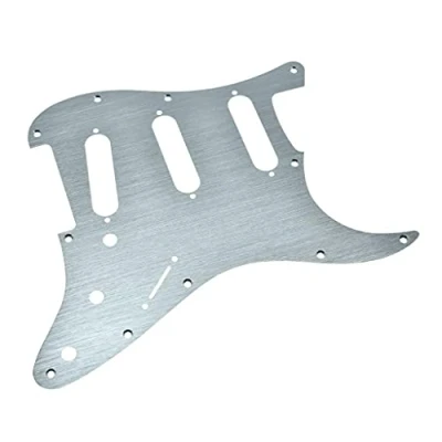 Abbildung von KAISH Pickguard ST/Strat SSS Schlagbrett für USA/Mexiko Stratocaster/Strat, 11 Löcher, eloxiert, modernes Design, silberfarben
