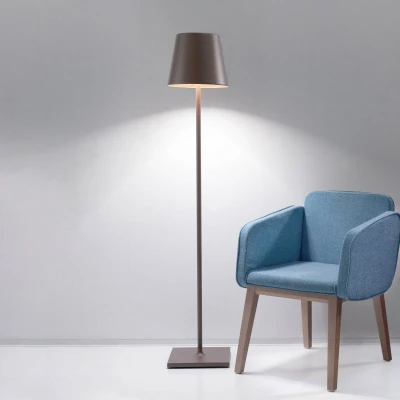Abbildung von Zafferano Poldina Pro XXL Dimmbare LED Tischlampe aus Aluminium, Schutzart IP54, Innen /Außenbereich, Kontaktladestation, Einstellbar H 150/81 / 69 cm, EU Stecker (Corten)