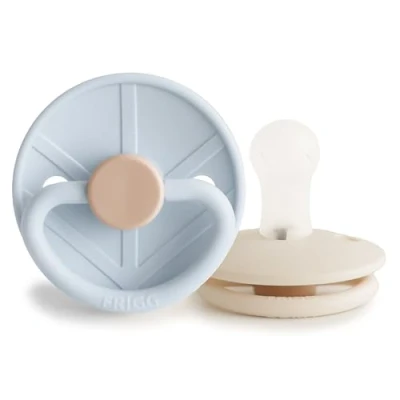 Abbildung von FRIGG Little Viking Silikon Schnuller 2&#039;er Packung Sauger BPA Frei Hergestellt in Dänemark Symmetrischer Kirschform (Powder Blue/Cream, Größe 1 (0 6 Monate))