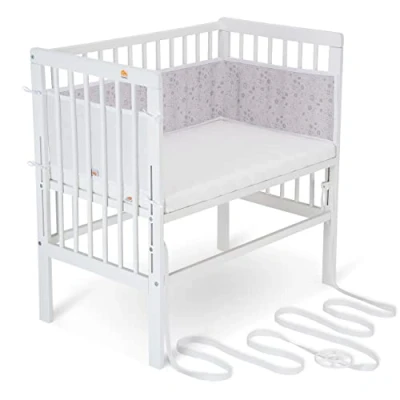 Abbildung von FabiMax Baby Beistellbett für Boxspringbett, stufenlos höhenverstellbar, Buchenholz massiv weiß lackiert, inkl. Matratze AIR und Netz Nestchen graue Blümchen