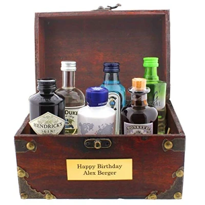 Abbildung von Die kultige Geschenkidee 6 Flaschen Gin in witziger Piraten Schatzkiste und mit Ihrer persönlichen Gravur als Party Geschenk