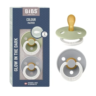 Abbildung von BIBS Colour Symmetrical Glow Schnuller 2er Pack, BPA frei. Leuchtet im Dunkeln, Symmetrischer Nippel. Naturkautschuk/Latex, Hergestellt in Dänemark. Größe 1 (0 6 Monate), Sage Glow/Cloud