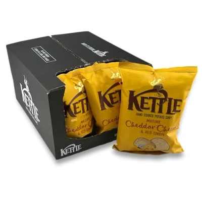 Abbildung von Kettle Chips Mature Cheddar Cheese &amp; Red Onion 10 x 130 g Tüten, hand frittierte Kessel Chips, knusprige Kartoffelchips mit dem Geschmack von gereiftem Käse und roten Zwiebeln für den Abend