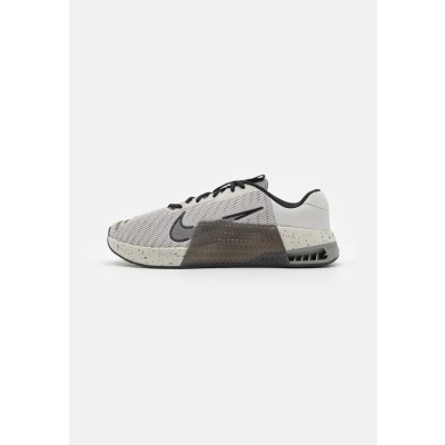 Abbildung von Nike Performance Metcon 9 Trainingsschuh, Herren, Größe: 39, Light iron ore/flat pewter/black Schuhe