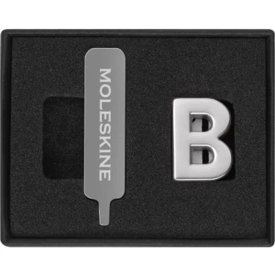 Abbildung von Moleskine Anstecknadel für Notizbuch oder Agenda BuchstabeB, Buchstaben Anstecknadel, Personalisiere den Verschluss mit einem Gummiband, Personalisierte Geschenkideen, Silberfarbe