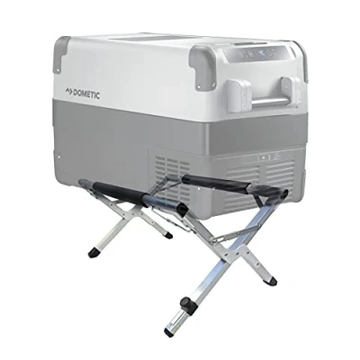 Abbildung von DOMETIC Kühlbox Ständer für Ihre Outdoor Camping Küche: ✓sicher ✓hygienisch ✓rückenschonend stabiler Kühlschrank bis 80 kg Tragfähigkeit, variable Höhen Einstellung