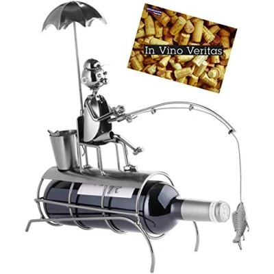 Abbildung von BRUBAKER Weinflaschenhalter Angler mit Sonnenschirm Flaschenhalter, (inklusive Grußkarte), Weinhalter Metall Skulptur, Wein Geschenk