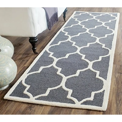 Abbildung von SAFAVIEH Geometrisch Teppich für Wohnzimmer, Esszimmer, Schlafzimmer Cambridge Collection, Kurzer Flor, Dunkelgrau und Elfenbein, 76 X 244 cm