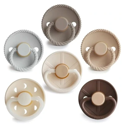 Abbildung von FRIGG Multipack Latex Schnuller 6&#039;er Packung Naturgummi/Naturkautschuk Hergestellt in Dänemark Symmetrischer Sauger Kirschform (Earthy Wonder, Größe 1 (0 6 Monate))