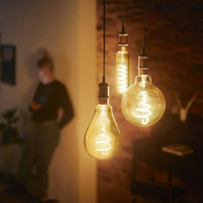Abbildung von Philips LEDclassic E27 Lampe Gold, ersetzt 25W, warmweiß (1800 Kelvin), Dekolampe