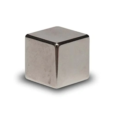 Abbildung von MAUL Neodym Magnet 20x20x20mm (1 Stück) stark mit 20kg Haftkraft Magnete in modernem Würfel Design Würfelmagnet für Büro Magnettafel, Whiteboard und Kühlschrank Silber