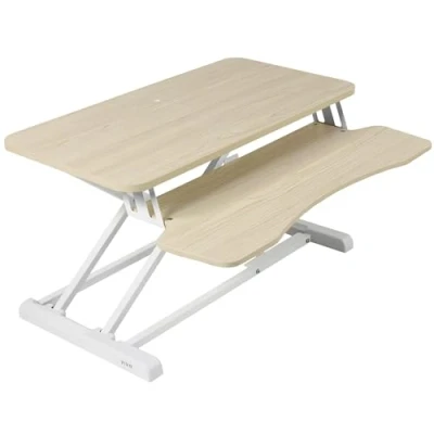 Abbildung von VIVO Schreibtisch Konverter, K Serie, höhenverstellbare Sitz Steherhöhung, Dual Monitor und Laptop Arbeitsplatz mit breiter Tastaturablage, helle Holzplatte, weißer Rahmen, DESK V000KF