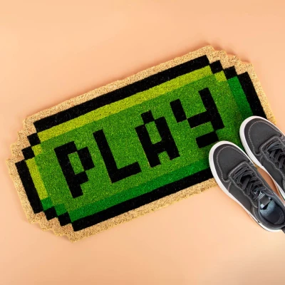 Abbildung von Fisura Originelle Kokosfußmatte Play“ mit Rutschfester PVC Unterseite. Grüne Gaming Türmatte in einzigartiger Form. Perfekt für Gamer. Maße: 70 cm x 35 cm.