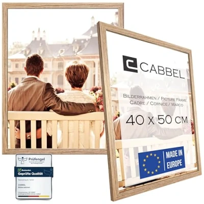 Abbildung von CABBEL Doppelpack (2er Set) Bilderrahmen 40x50 cm, Eiche, stabiles MDF Holz Rahmen, bruchsicherem Plexi Glas, zum Aufhängen, ideal für Fotos/Bilder/Collage
