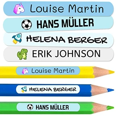 Abbildung von 50 personalisierte Namensaufkleber zum Markieren von Bleistiften, Markern, Kugelschreibern. Farbige Etiketten für Kinder in Schule und Kindergarten, wasserfest. Größe 4,6 x 0,6 cm.