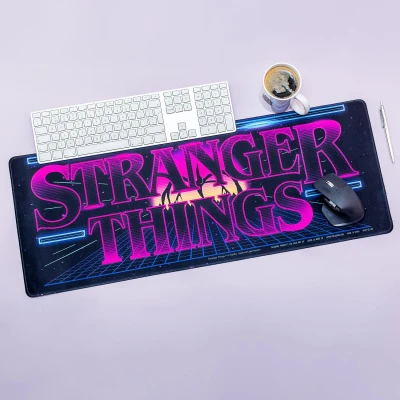 Abbildung von Schreibtischunterlage mit Logo von Stranger Things