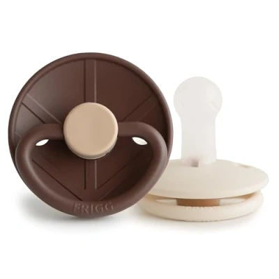Abbildung von FRIGG Little Viking Silikon Schnuller 2&#039;er Packung Sauger BPA Frei Hergestellt in Dänemark Symmetrischer Kirschform (Cocoa/Cream, Größe 2 (6 18 Monate))